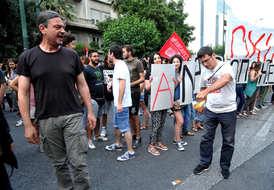 Μέλη του ΑΝΤΑΡΣΥΑ έκαψαν ευρώ έξω από τα γραφεία της ΕΕ και ...έφτυσαν τον Βαρουφάκη [εικόνες] | iefimerida.gr 2