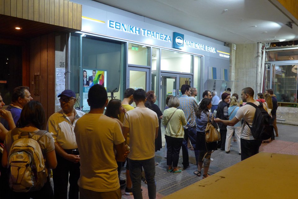 Πανικός σε ΑΤΜ και βενζινάδικα χθες τη νύχτα [εικόνες] | iefimerida.gr 1