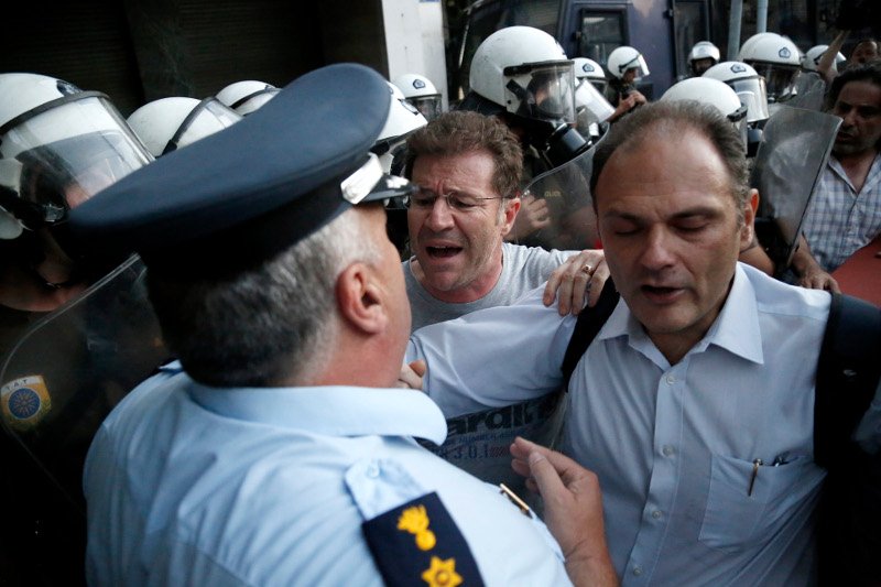 Ενταση και επεισόδια από οπαδούς του «όχι» - Εκαψαν την σημαία της ΕΕ [εικόνες] | iefimerida.gr 2