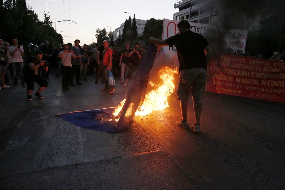 Ενταση και επεισόδια από οπαδούς του «όχι» - Εκαψαν την σημαία της ΕΕ [εικόνες] | iefimerida.gr 3