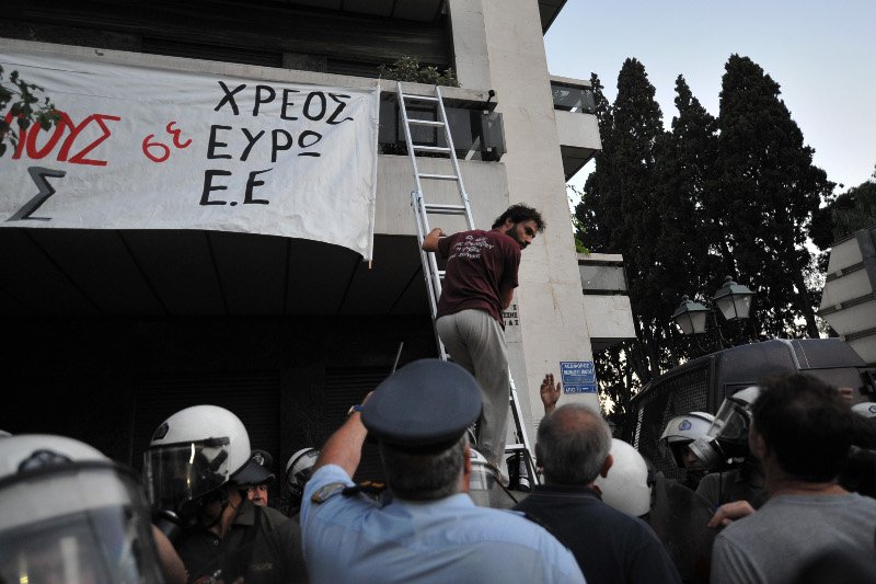 Ενταση και επεισόδια από οπαδούς του «όχι» - Εκαψαν την σημαία της ΕΕ [εικόνες] | iefimerida.gr 1