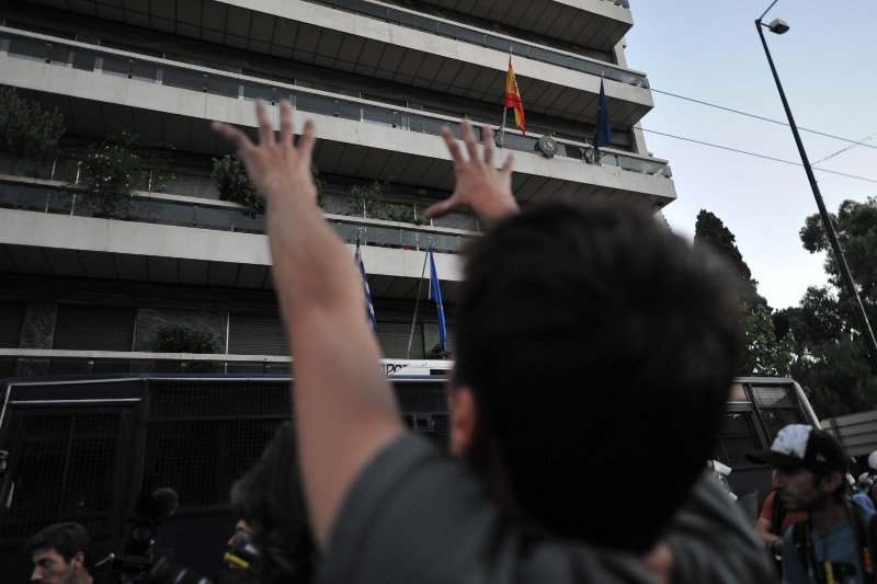 Ενταση και επεισόδια από οπαδούς του «όχι» - Εκαψαν την σημαία της ΕΕ [εικόνες] | iefimerida.gr 0