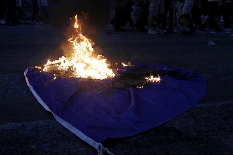 Ενταση και επεισόδια από οπαδούς του «όχι» - Εκαψαν την σημαία της ΕΕ [εικόνες] | iefimerida.gr 4