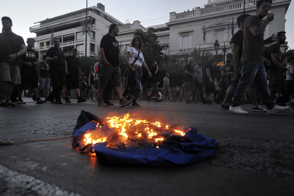 Ενταση και επεισόδια από οπαδούς του «όχι» - Εκαψαν την σημαία της ΕΕ [εικόνες] | iefimerida.gr 5