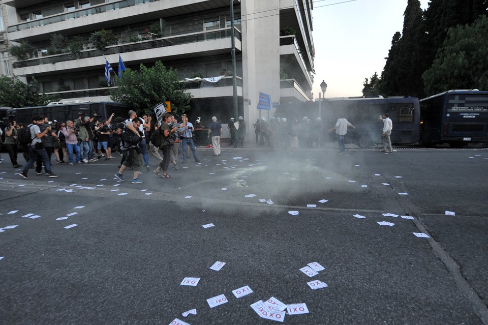 Ενταση και επεισόδια από οπαδούς του «όχι» - Εκαψαν την σημαία της ΕΕ [εικόνες] | iefimerida.gr 6