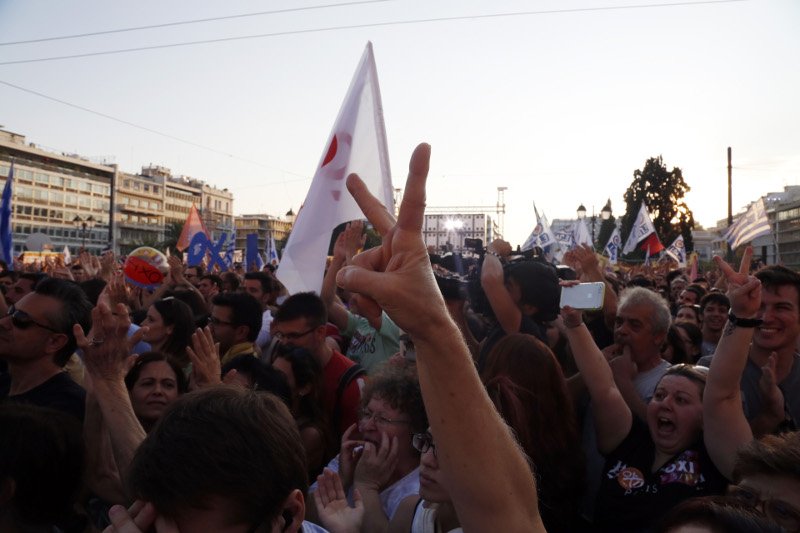 Πετροπόλεμος και χημικά στη συγκέντρωση του «Οχι» στο Σύνταγμα [εικόνες & βίντεο] | iefimerida.gr 8