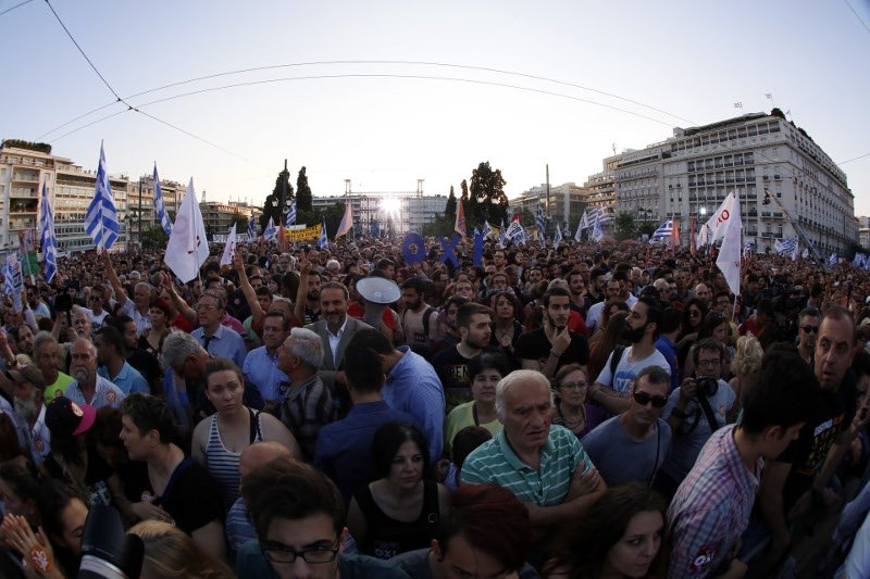 Πετροπόλεμος και χημικά στη συγκέντρωση του «Οχι» στο Σύνταγμα [εικόνες & βίντεο] | iefimerida.gr 7