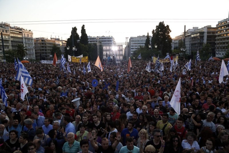 Πετροπόλεμος και χημικά στη συγκέντρωση του «Οχι» στο Σύνταγμα [εικόνες & βίντεο] | iefimerida.gr 6