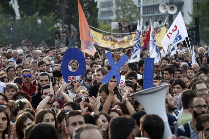 Πετροπόλεμος και χημικά στη συγκέντρωση του «Οχι» στο Σύνταγμα [εικόνες & βίντεο] | iefimerida.gr 12