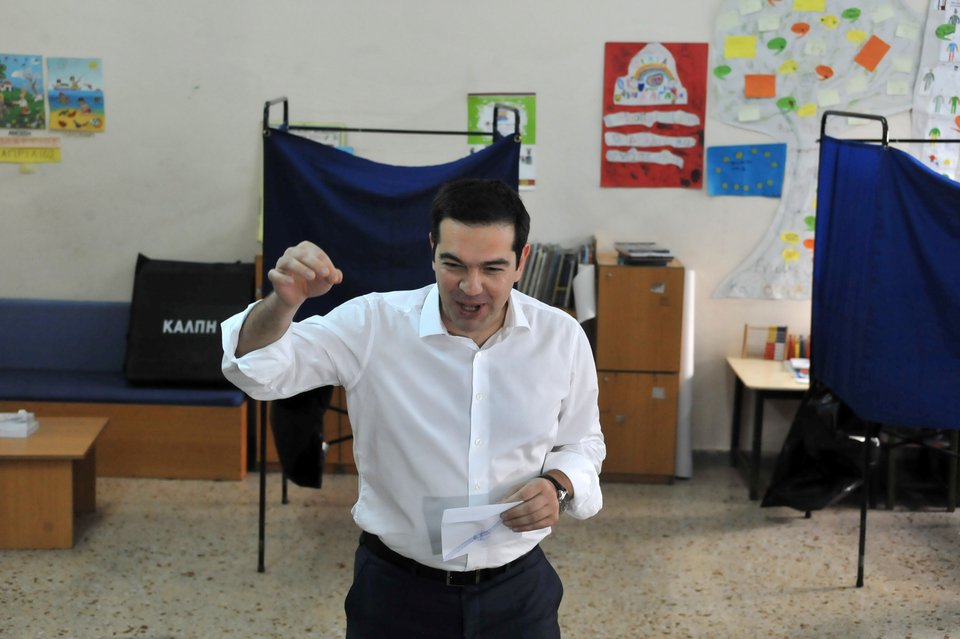 Ο Τσίπρας πολιορκούμενος από δεκάδες δημοσιογράφους [εικόνες & βίντεο] | iefimerida.gr 5