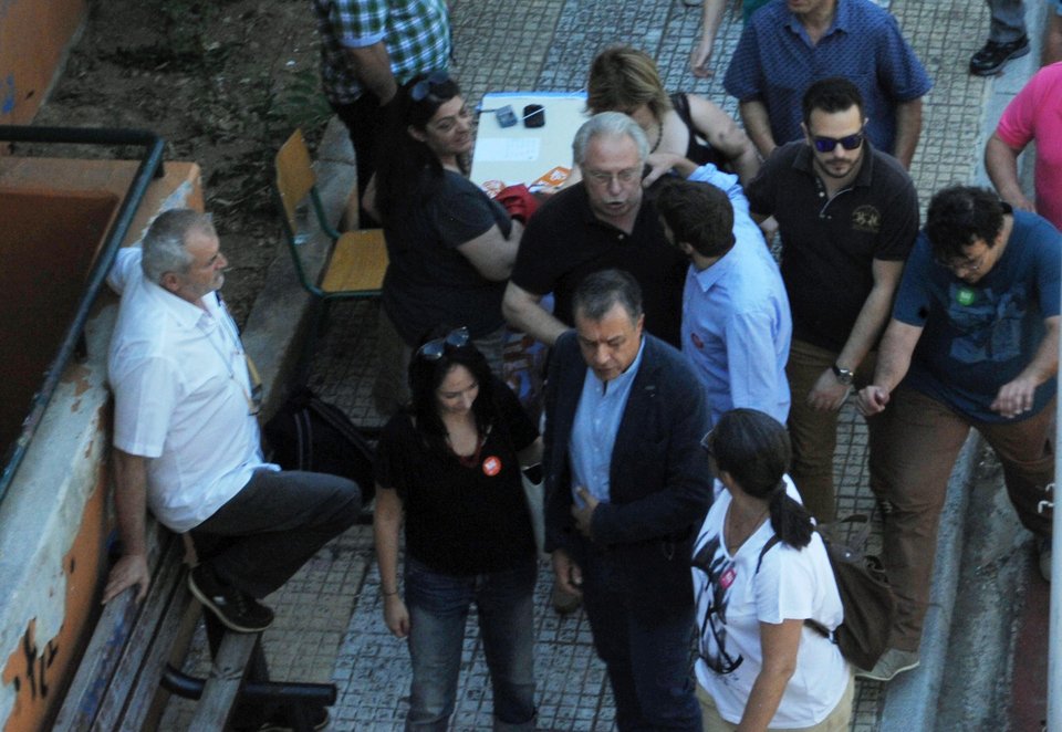 Ενέδρα από ακροδεξιούς και οπαδούς του ΣΥΡΙΖΑ στον Σταύρο Θεοδωράκη στην κάλπη -Φραστική επίθεση χωρίς προηγούμενο [βίντεο] | iefimerida.gr 1