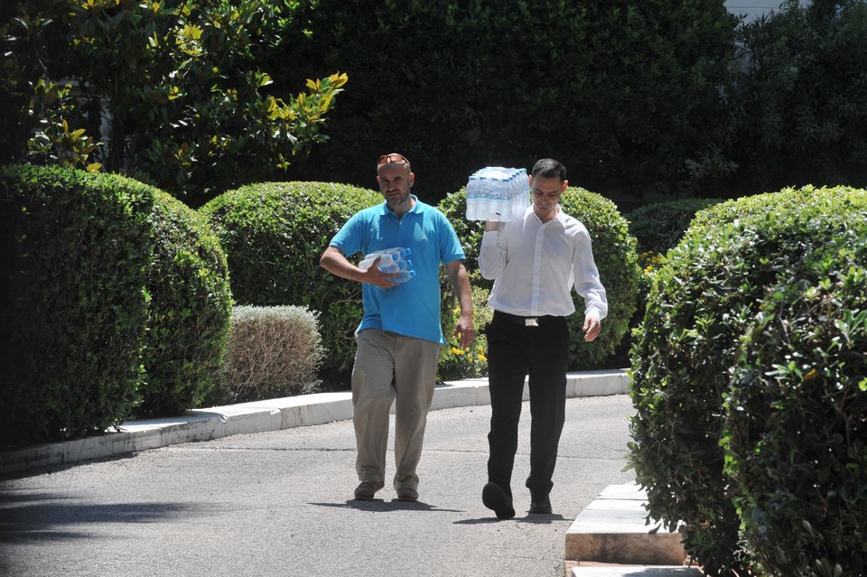 Λιώνουν οι δημοσιογράφοι έξω από το Προεδρικό -Μέχρι και νερά τούς έστειλε ο Παυλόπουλος [εικόνες] | iefimerida.gr 7