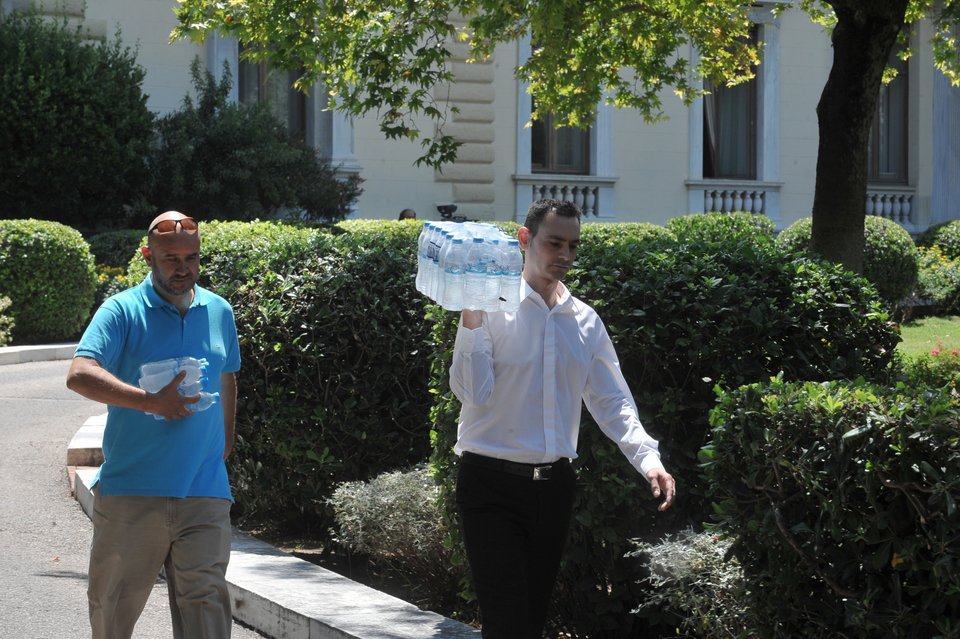 Λιώνουν οι δημοσιογράφοι έξω από το Προεδρικό -Μέχρι και νερά τούς έστειλε ο Παυλόπουλος [εικόνες] | iefimerida.gr 8