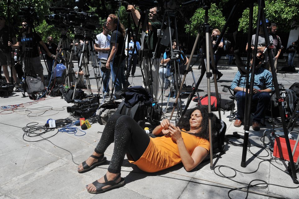 Λιώνουν οι δημοσιογράφοι έξω από το Προεδρικό -Μέχρι και νερά τούς έστειλε ο Παυλόπουλος [εικόνες] | iefimerida.gr 2