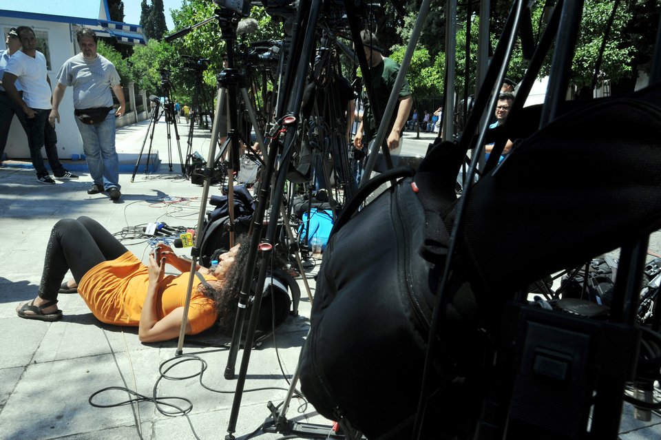 Λιώνουν οι δημοσιογράφοι έξω από το Προεδρικό -Μέχρι και νερά τούς έστειλε ο Παυλόπουλος [εικόνες] | iefimerida.gr 3