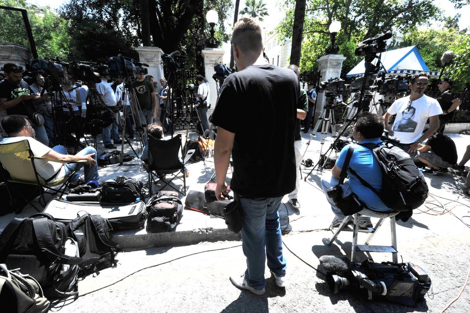 Λιώνουν οι δημοσιογράφοι έξω από το Προεδρικό -Μέχρι και νερά τούς έστειλε ο Παυλόπουλος [εικόνες] | iefimerida.gr 4
