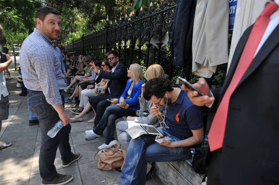 Λιώνουν οι δημοσιογράφοι έξω από το Προεδρικό -Μέχρι και νερά τούς έστειλε ο Παυλόπουλος [εικόνες] | iefimerida.gr 5