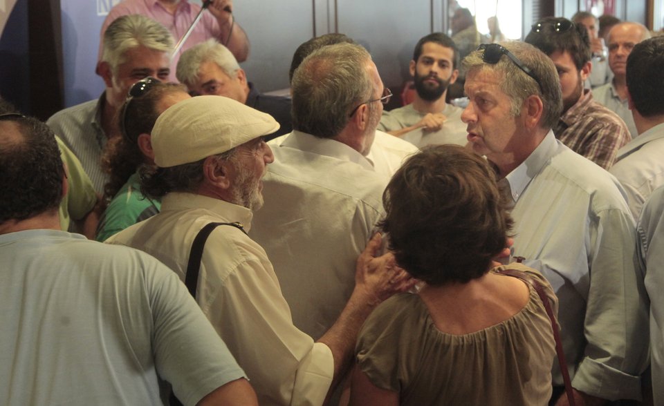 Ενταση και αποχωρήσεις στη συνέλευση της ΚΕΔΕ - Αφορμή το δημοψήφισμα [εικόνες] | iefimerida.gr 4