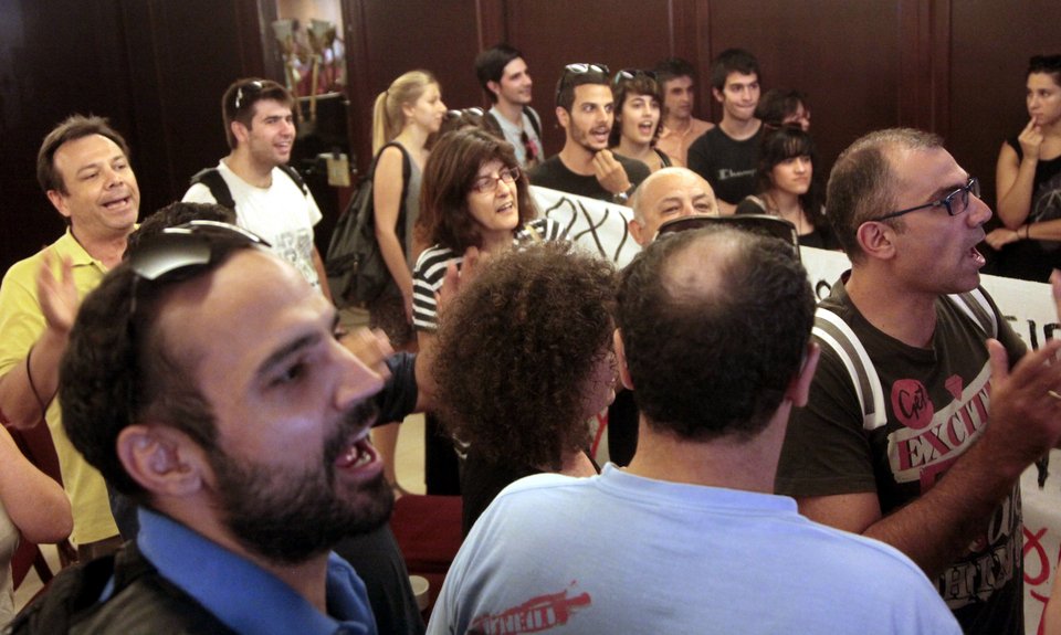 Ενταση και αποχωρήσεις στη συνέλευση της ΚΕΔΕ - Αφορμή το δημοψήφισμα [εικόνες] | iefimerida.gr 3