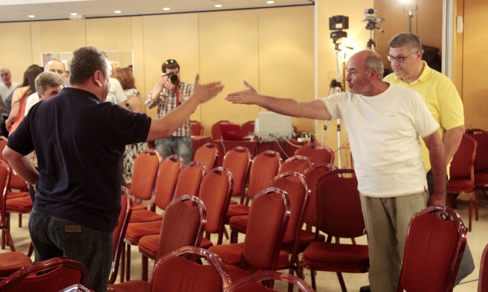 Ενταση και αποχωρήσεις στη συνέλευση της ΚΕΔΕ - Αφορμή το δημοψήφισμα [εικόνες] | iefimerida.gr 2