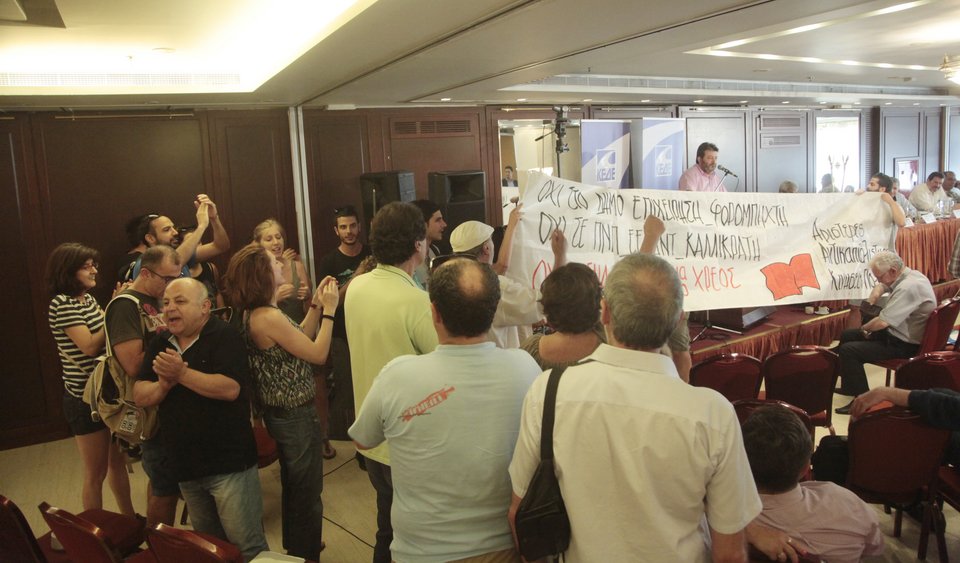 Ενταση και αποχωρήσεις στη συνέλευση της ΚΕΔΕ - Αφορμή το δημοψήφισμα [εικόνες] | iefimerida.gr 0