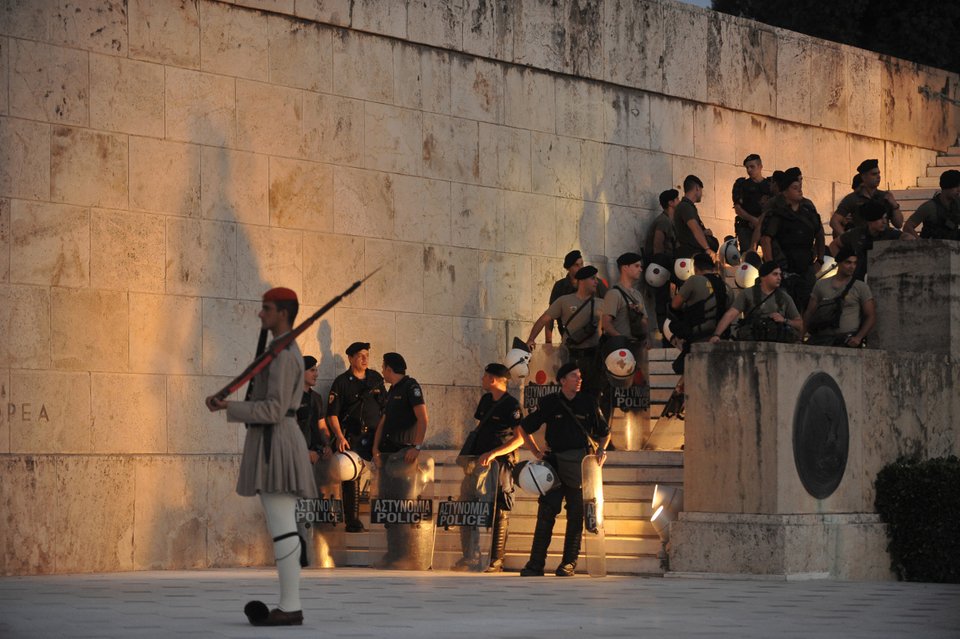 Ολοκληρώθηκε η συγκέντρωση του «Οχι» έξω από τη Βουλή  [εικόνες]  | iefimerida.gr 9