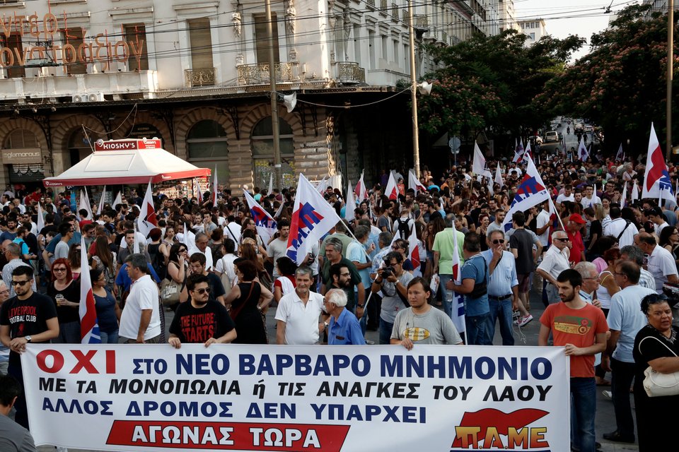 Διαδήλωσε κατά του «νέου μνημονίου» το ΠΑΜΕ [εικόνες]  | iefimerida.gr 0
