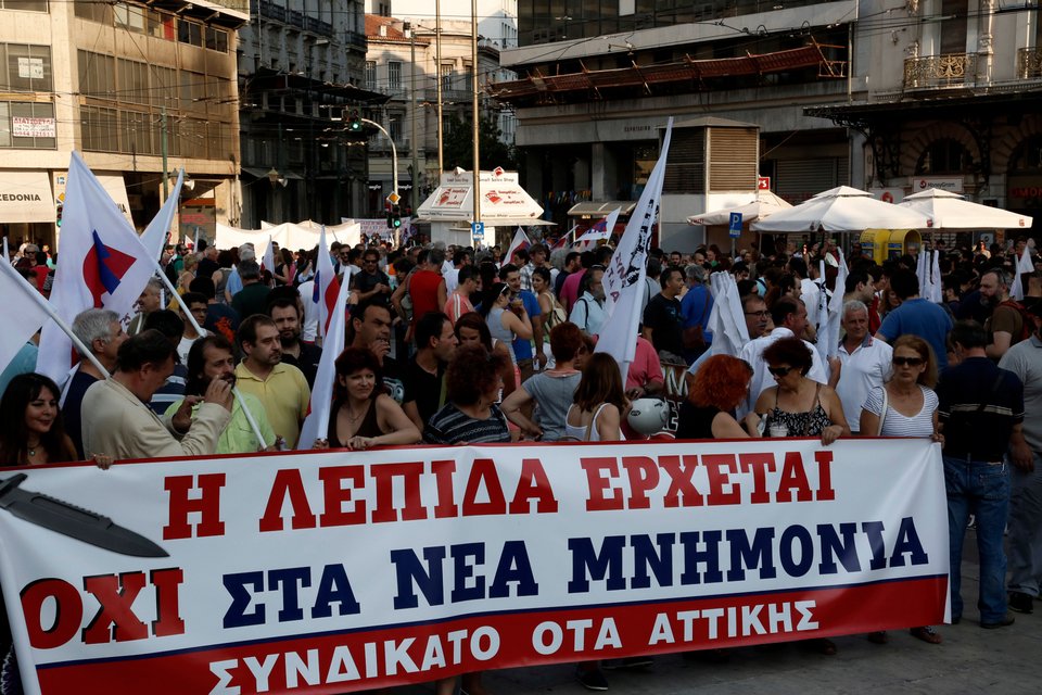 Διαδήλωσε κατά του «νέου μνημονίου» το ΠΑΜΕ [εικόνες]  | iefimerida.gr 2