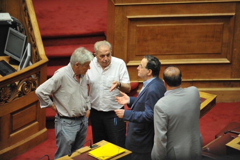 Ολοι πάνω από τον Λαφαζάνη στη Βουλή [εικόνες] | iefimerida.gr 0