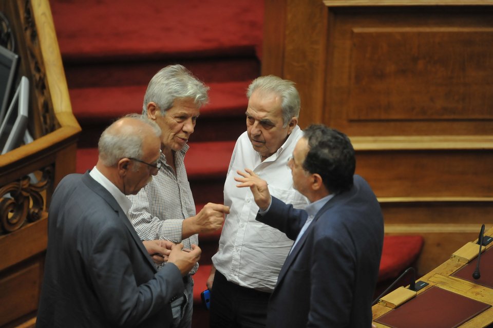 Ολοι πάνω από τον Λαφαζάνη στη Βουλή [εικόνες] | iefimerida.gr 1