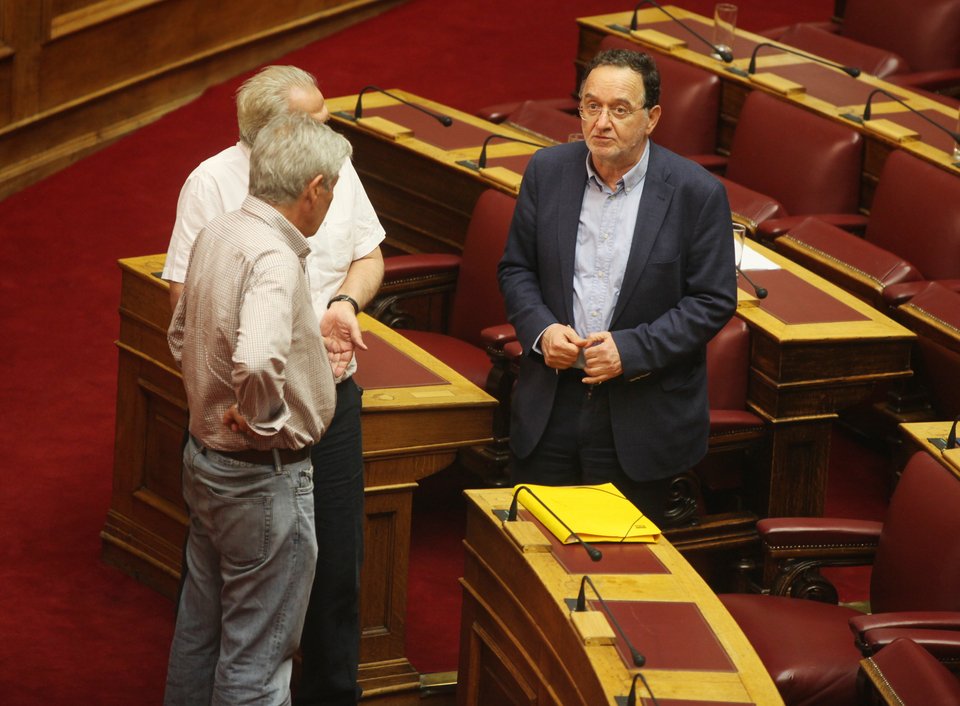 Ολοι πάνω από τον Λαφαζάνη στη Βουλή [εικόνες] | iefimerida.gr 2