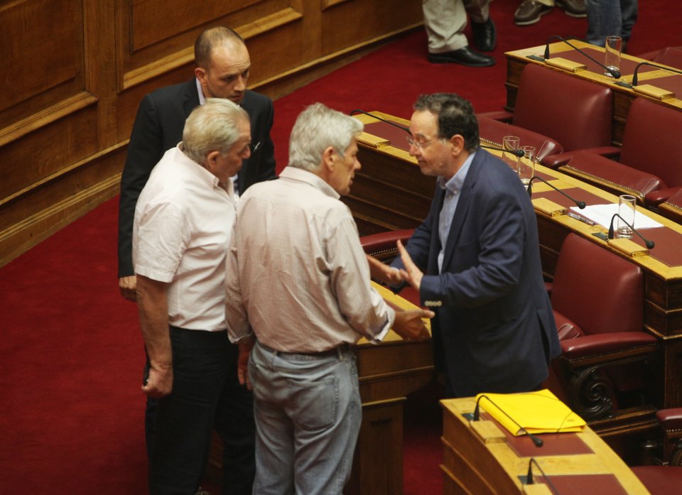 Ολοι πάνω από τον Λαφαζάνη στη Βουλή [εικόνες] | iefimerida.gr 3