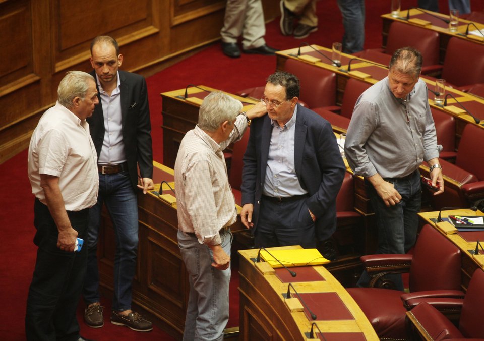 Ολοι πάνω από τον Λαφαζάνη στη Βουλή [εικόνες] | iefimerida.gr 4