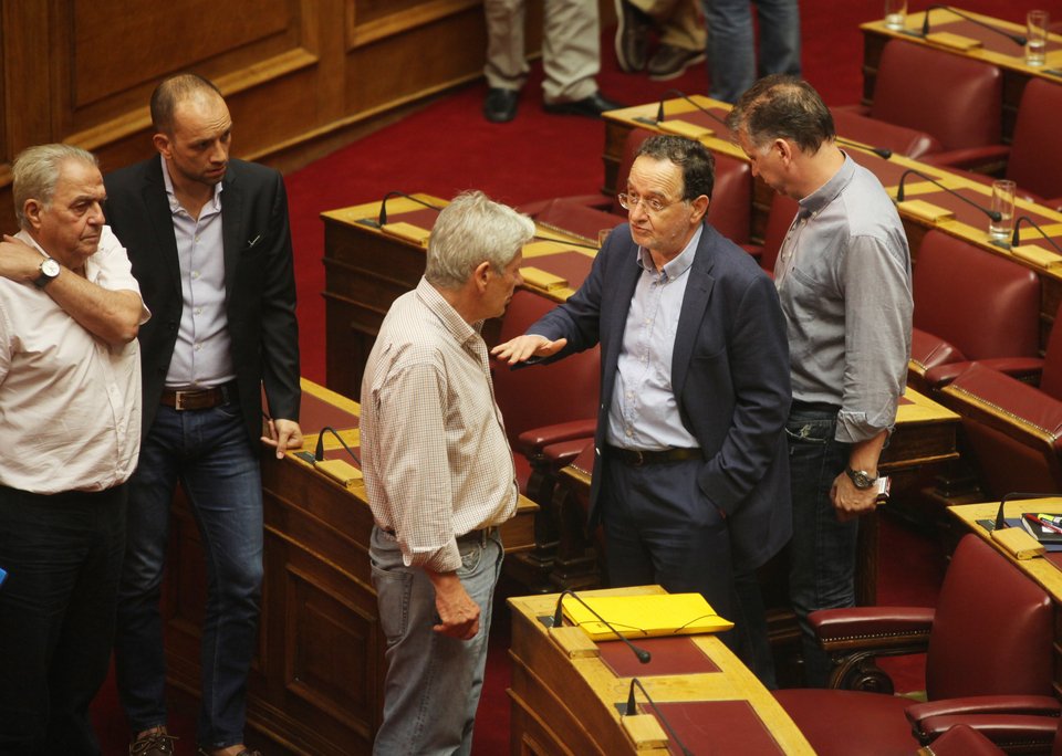 Ολοι πάνω από τον Λαφαζάνη στη Βουλή [εικόνες] | iefimerida.gr 5