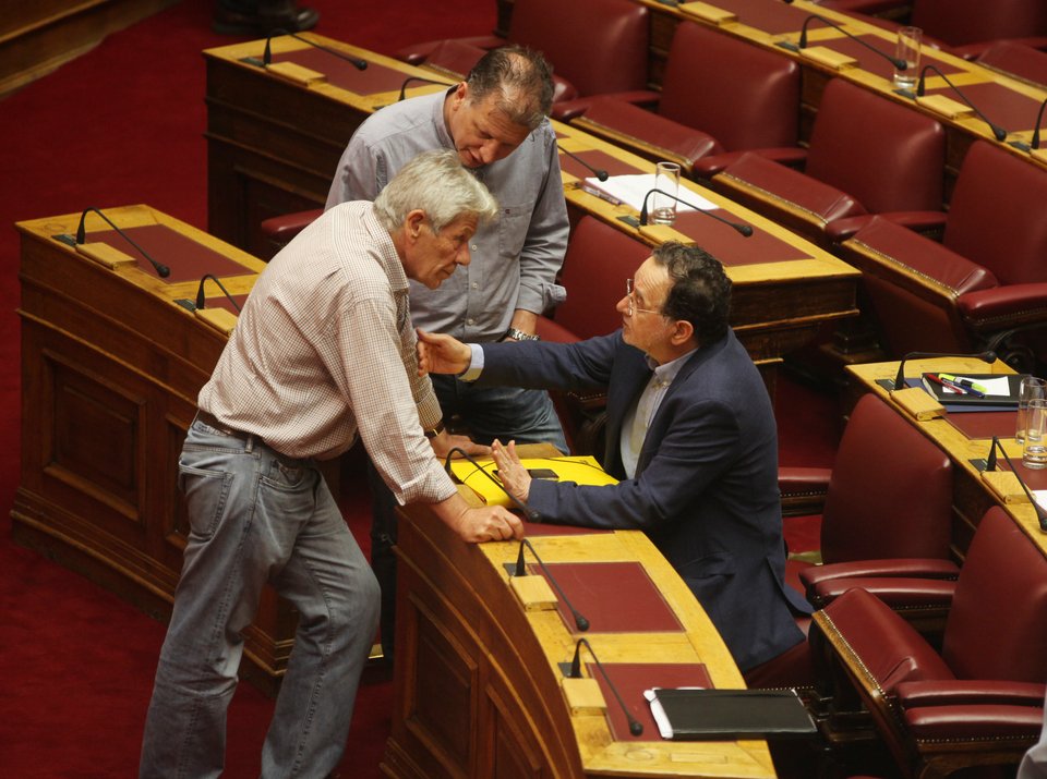 Ολοι πάνω από τον Λαφαζάνη στη Βουλή [εικόνες] | iefimerida.gr 6