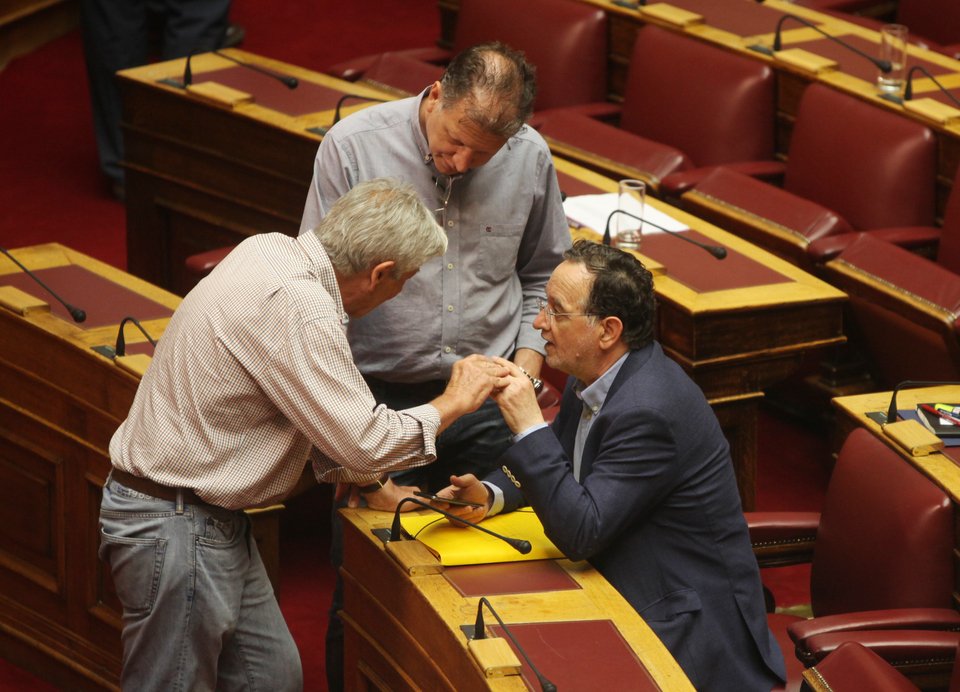 Ολοι πάνω από τον Λαφαζάνη στη Βουλή [εικόνες] | iefimerida.gr 7