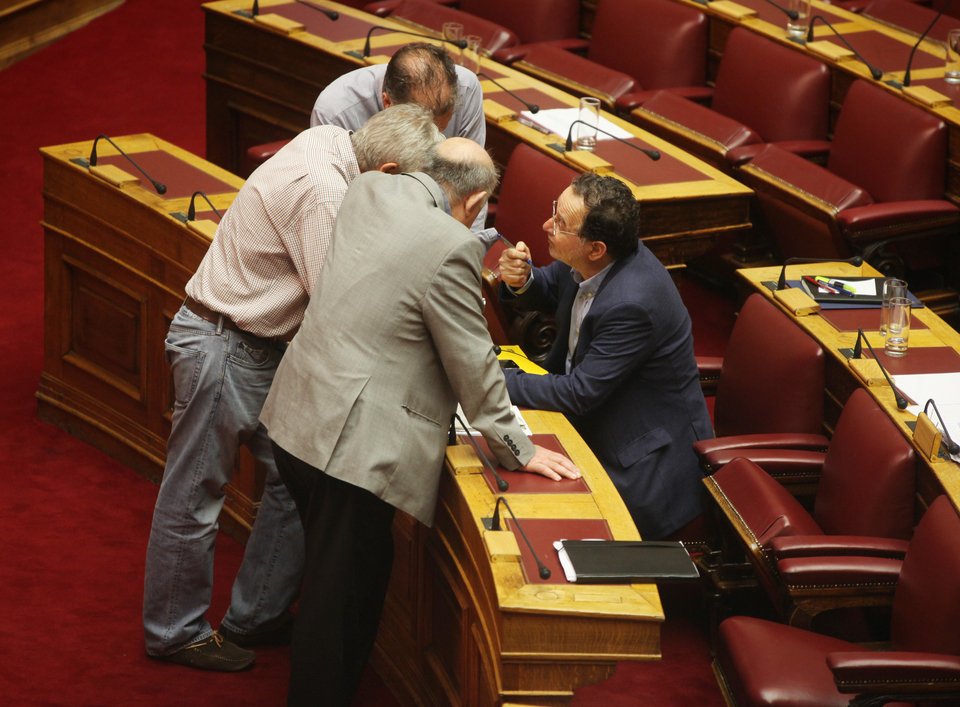 Ολοι πάνω από τον Λαφαζάνη στη Βουλή [εικόνες] | iefimerida.gr 8