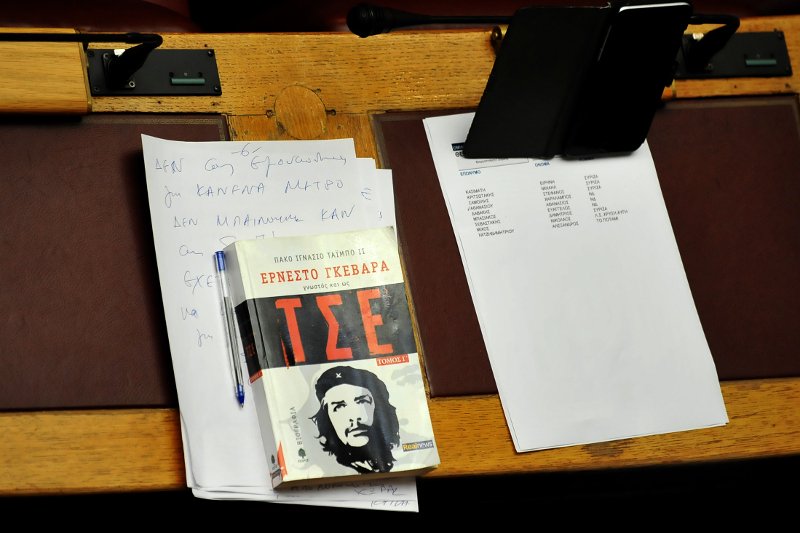Το backstage της ψηφοφορίας: Το βιβλίο του Τσε, ο κουρασμένος Αλέξης και μια χειραψία [εικόνες] | iefimerida.gr 4