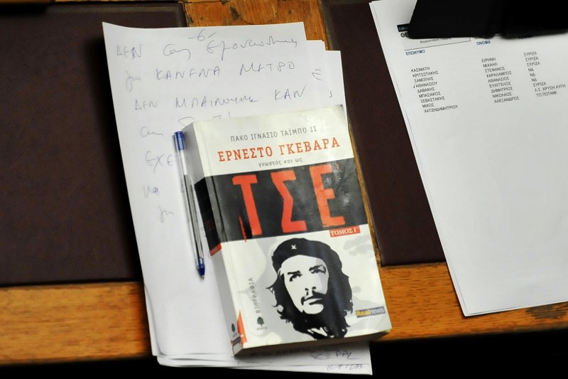 Το backstage της ψηφοφορίας: Το βιβλίο του Τσε, ο κουρασμένος Αλέξης και μια χειραψία [εικόνες] | iefimerida.gr 5