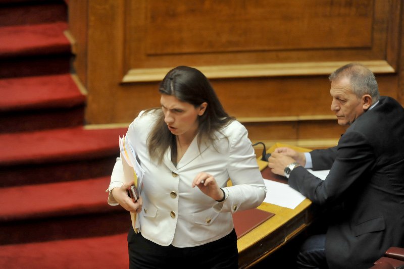 Το backstage της ψηφοφορίας: Το βιβλίο του Τσε, ο κουρασμένος Αλέξης και μια χειραψία [εικόνες] | iefimerida.gr 7