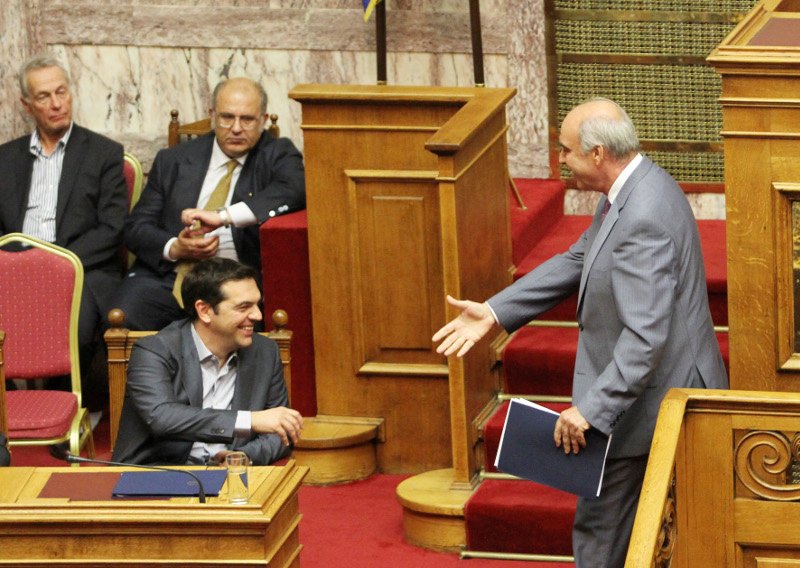 Το backstage της ψηφοφορίας: Το βιβλίο του Τσε, ο κουρασμένος Αλέξης και μια χειραψία [εικόνες] | iefimerida.gr 2