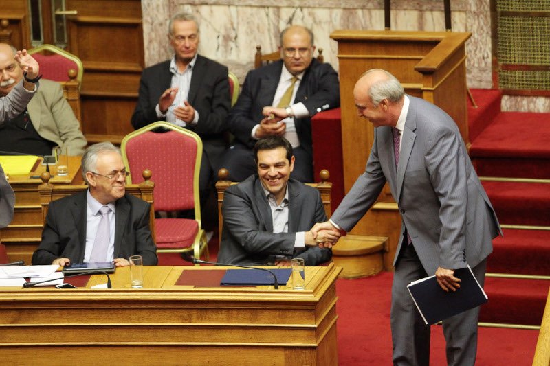 Το backstage της ψηφοφορίας: Το βιβλίο του Τσε, ο κουρασμένος Αλέξης και μια χειραψία [εικόνες] | iefimerida.gr 3