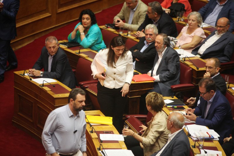 Το backstage της ψηφοφορίας: Το βιβλίο του Τσε, ο κουρασμένος Αλέξης και μια χειραψία [εικόνες] | iefimerida.gr 6