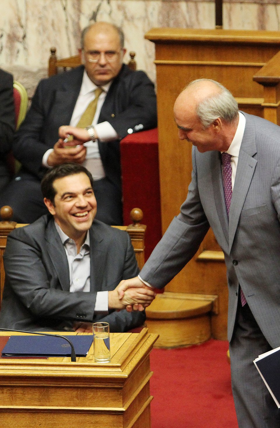 Η χειραψία του Μεϊμαράκη με τον Τσίπρα και τα πλατιά χαμόγελα [εικόνες] | iefimerida.gr 0