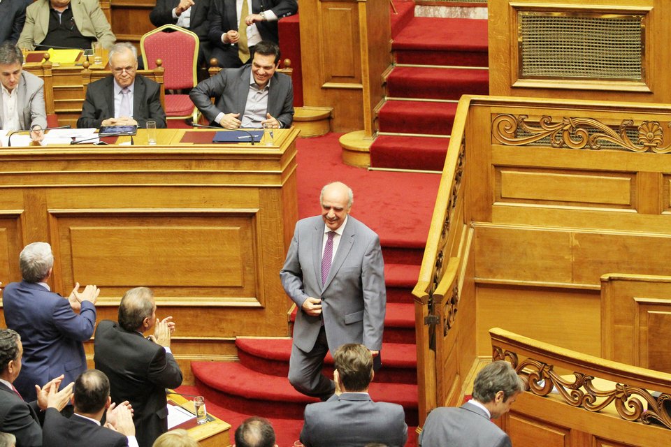 Η χειραψία του Μεϊμαράκη με τον Τσίπρα και τα πλατιά χαμόγελα [εικόνες] | iefimerida.gr 2