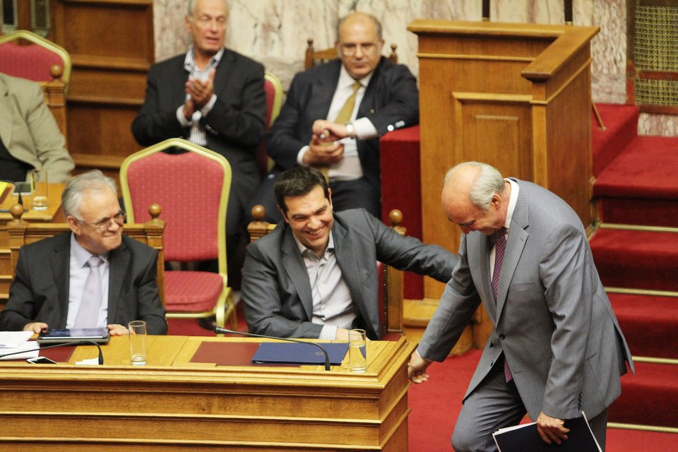 Η χειραψία του Μεϊμαράκη με τον Τσίπρα και τα πλατιά χαμόγελα [εικόνες] | iefimerida.gr 1