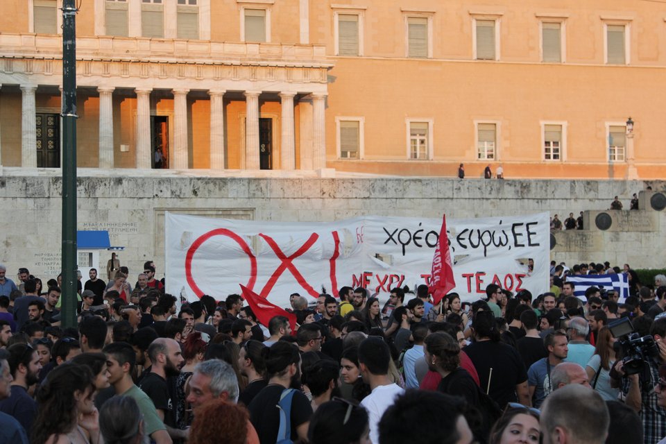 Συγκέντρωση κατά του νέου μνημονίου – Εκαψαν σημαία του ΣΥΡΙΖΑ [εικόνες] | iefimerida.gr 0