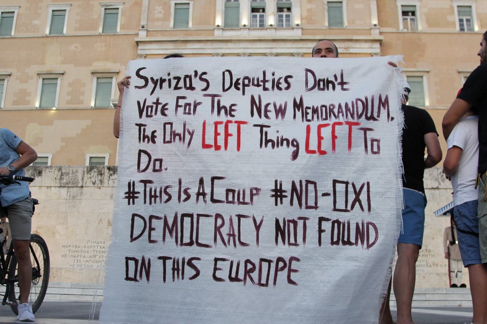 Συγκέντρωση κατά του νέου μνημονίου – Εκαψαν σημαία του ΣΥΡΙΖΑ [εικόνες] | iefimerida.gr 2