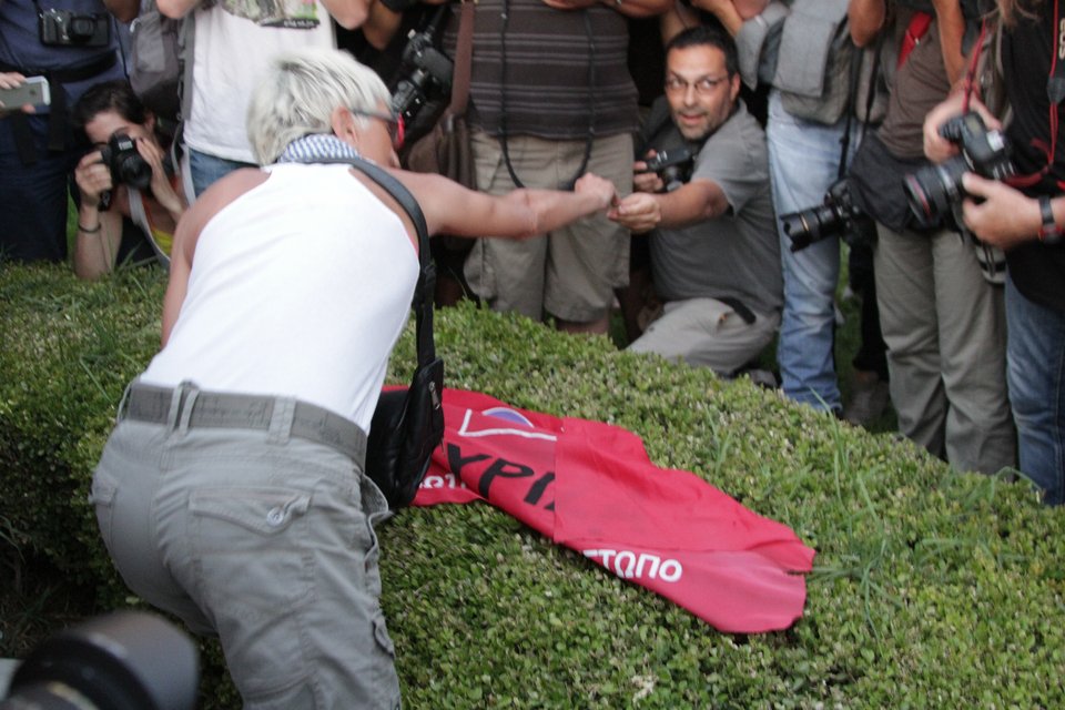 Συγκέντρωση κατά του νέου μνημονίου – Εκαψαν σημαία του ΣΥΡΙΖΑ [εικόνες] | iefimerida.gr 3