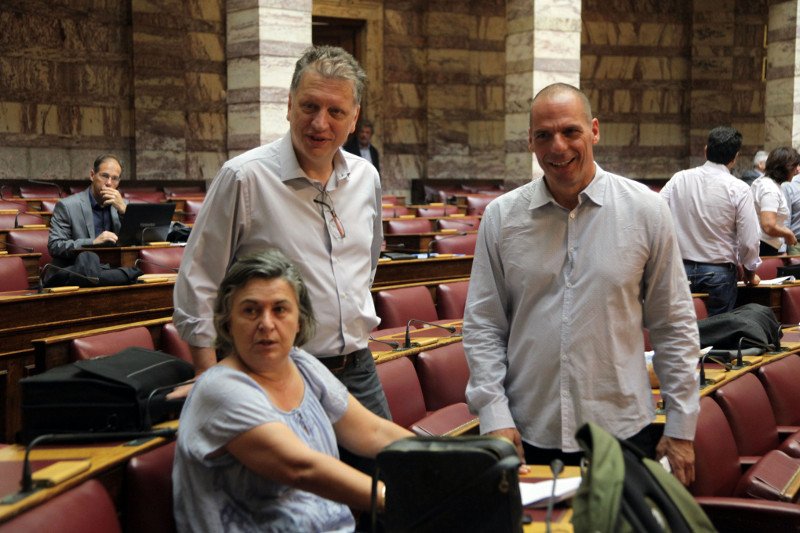 Νταούλια πολέμου στη Βουλή: Πηγαδάκια, αγωνία Τσακαλώτου, ο cool Βαρουφάκης [εικόνες] | iefimerida.gr 10